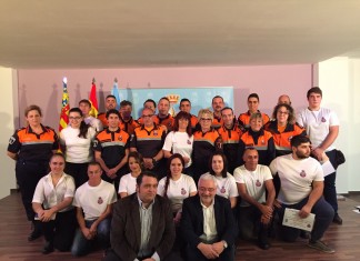 El alcalde entrega las acreditaciones a los miembros de Protección Civil