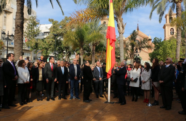 El Alcalde de Torrevieja reclama consenso y participación ciudadana para adaptar la Constitución a los nuevos tiempos