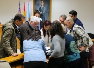 El alcalde mantiene una reunión informativa con los hosteleros de la playa del Acequión
