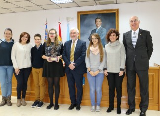 El alcalde recibe al coro juvenil de la Escuela Coral Municipal