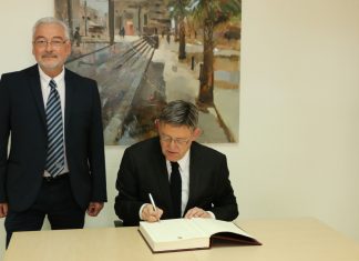 El Presidente de la Generalitat firma el libro de Honor del Ayuntamiento