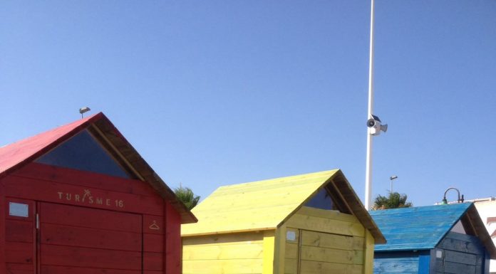 La playa de los Náufragos ya tiene instaladas las nuevas casetas-vestidor de madera