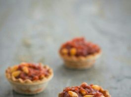 Tartaleta de sobrasada, miel y piñones