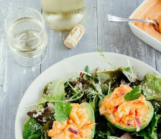 Aguacate relleno de langostinos picantes