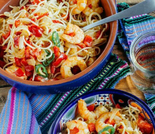 Espaguetis con langostinos a la mexicana