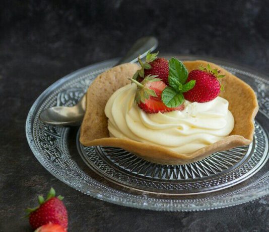 Cestitas de crema y fresas