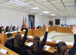 Los niños de Torrevieja plantean en un pleno infantil mociones para que la ciudad se adapte a sus intereses