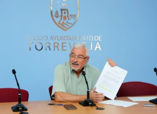 El alcalde defiende la claridad del proceso por el que se sigue prestando el servicio de recogida de basuras