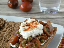 Bocadillo de tomates marinado con anchoas y ricotta
