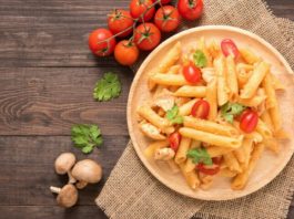 Macarrones con salsa de pollo y tomate