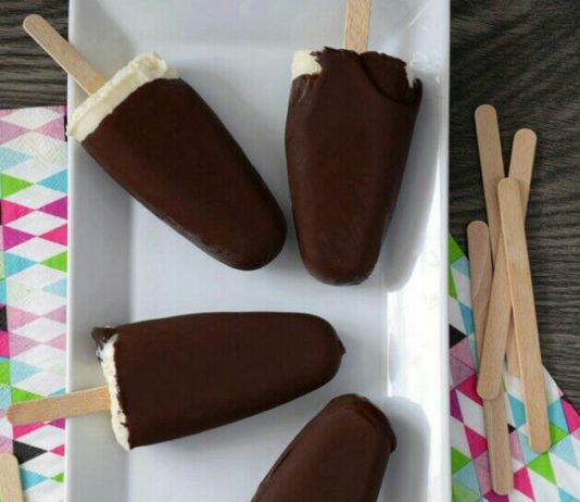 Helado cremoso de vainilla y cobertura de chocolate