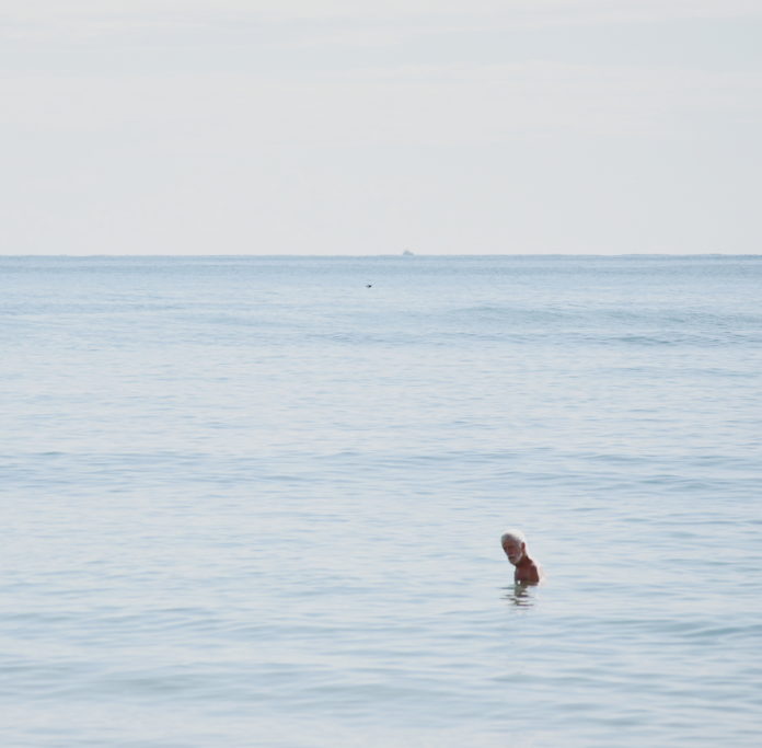 hombre bañándose en la playa de Torrevieja