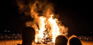 Torrevieja recupera la noche de hogueras de san juan en sus playas…con limitaciones